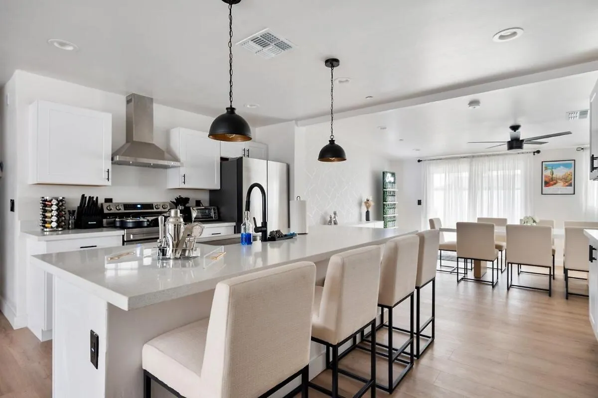 Luxurious 4B3B Home Scottsdale With Pool And Free Parking
